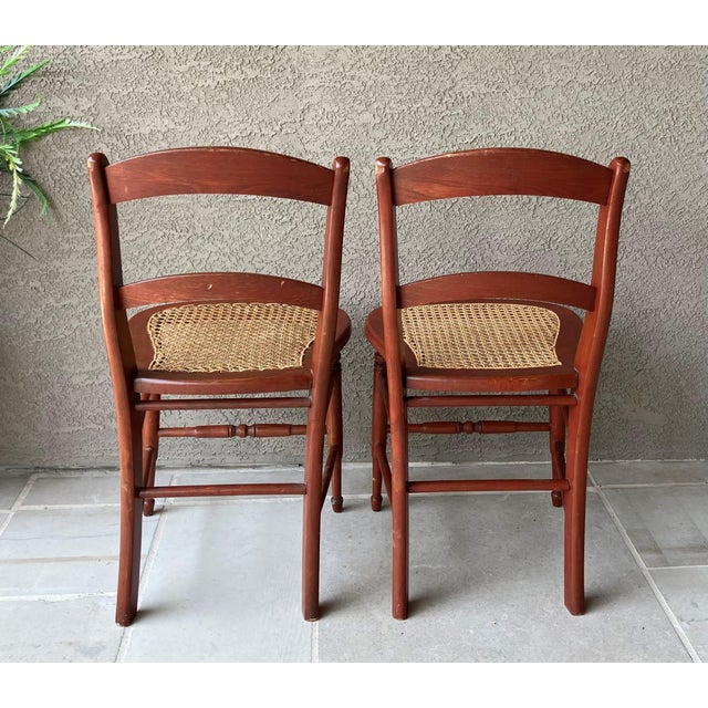 Duncan Phyfe Circa 1920 Solid Oak Wood & Cane Seat Two-Rung Curved Ladderback Accent Chairs – A Pair For Sale - Image 4 of 18