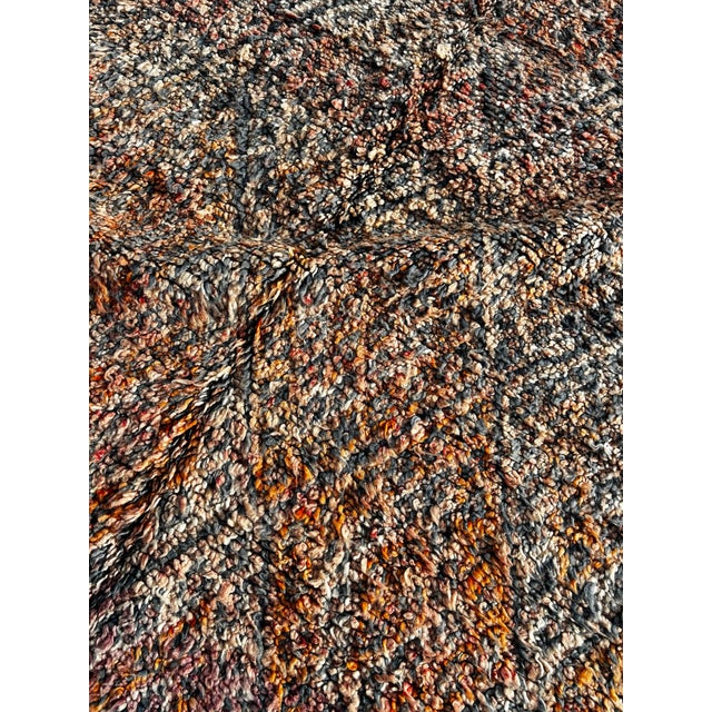 This authentic vintage Moroccan Boujad rug is a refined handwoven piece from central Morocco, created using traditional...