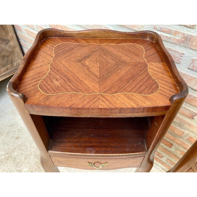 Wood 1940s Pair of French Louis XV Style Bedside Tables with Marquetry and Brass Hardware, Pair For Sale - Image 7 of 10