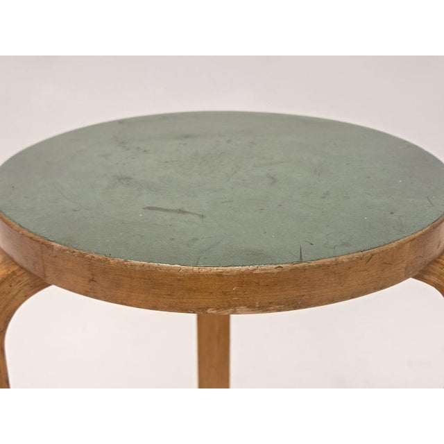 Artek Stool 60 in Green Linoleum by Alvar Aalto for Artek, 1950s For Sale - Image 4 of 13
