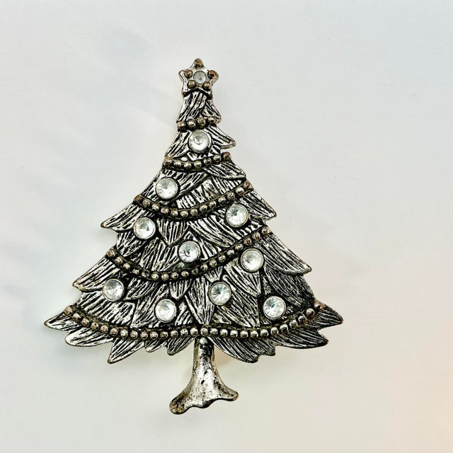 1980s 1980s Vintage Americana Boho Chic Burnished Silver Tone Bejeweled Christmas Tree Brooch. For Sale - Image 5 of 6