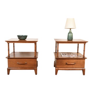 Pair of Henredon Mid Century Walnut Nightstands | Side Tables For Sale