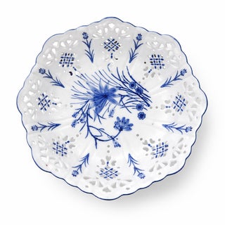 Pierced Chinoiserie Scalloped Porcelain Bowl For Sale