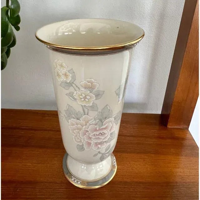A striking porcelain vase from the discontinued McKinley Presidential Collection by Lenox. The special McKinley pattern...