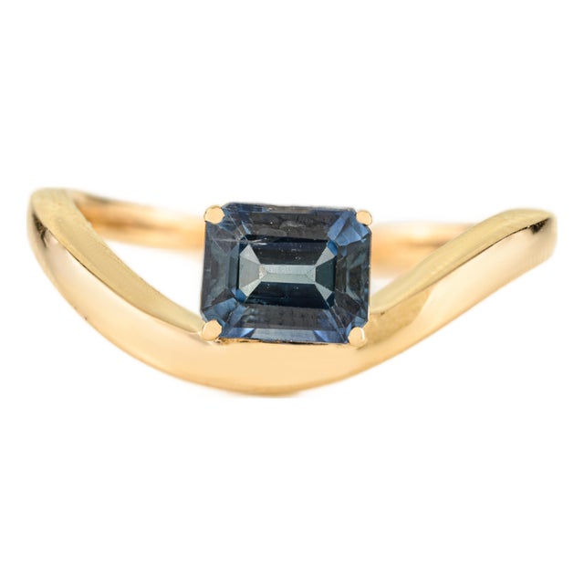 Modern 14k Gold Emerald-Cut Blue Sapphire Wave Band Ring Gift for Her Size 6.5 For Sale