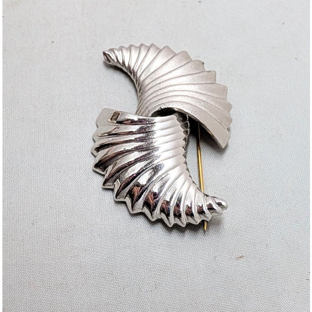 Vintage 1984 Signed Monet Matte & Smooth Rhodium Plated Brooch For Sale In Philadelphia - Image 6 of 8