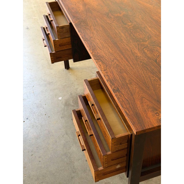 Mid Century Danish Rosewood Desk in Style of Kai Kristiansen – Floating Top Executive Writing Desk 1960s For Sale - Image 10 of 10