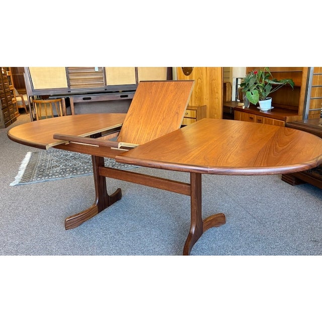 European Mid Century Modern Extending Oval Teak Dining Table W/ Butterfly Leaf & Whale Fin Pedestal Base by G-Plan Furniture, Uk c.1960 For Sale - Image 10 of 14