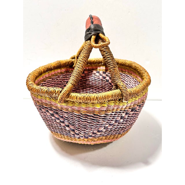 Vintage African Bolga Basket – Handwoven Ghana Market Basket With Leather Wrapped Handle For Sale - Image 4 of 9