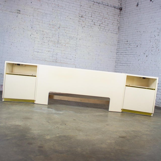 1990s 1990’s Modern to Postmodern Lane Furniture Queen Size Bed Headboard W/Nightstands White Lacquer & Brass For Sale - Image 5 of 18