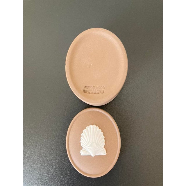 Mid 20th Century Scalloped Sea Shell Design Wedgwood Jasperware Sand Brown English Oval Jewelry Box For Sale - Image 13 of 18