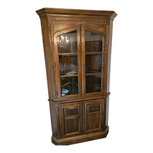 1980s Ethan Allan Charter Oak Jacobean Corner Cabinet Hutch Display