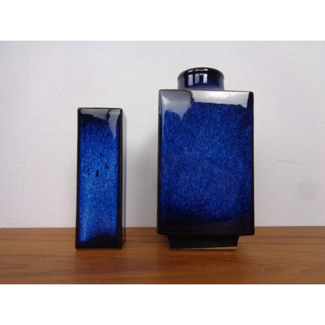 A pair of blue Japanese ceramic vases from the 1960s. Height: 15/20 cm.