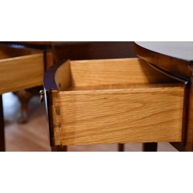 1970s 1970 Hickory Furniture English Sheraton Mahogany Inlaid Pembroke Side End Tables For Sale - Image 5 of 16