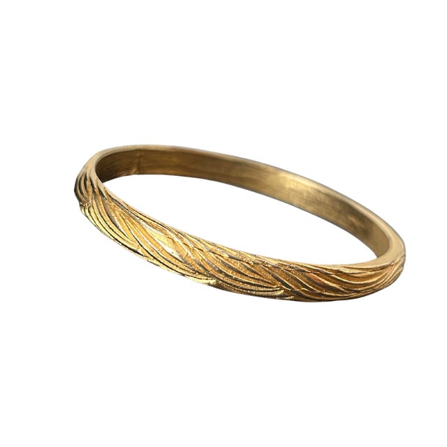 Vintage Crown Trifari Gold-Tone Ribbed Bangle Bracelet | Etched Wave Texture | Mid-Century Costume Jewelry For Sale - Image 10 of 13