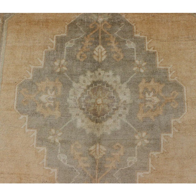 Muted Mid-20th Century Vintage Oushak Rug With Medallion in Camel 5'5 X 9'4 For Sale In Atlanta - Image 6 of 8