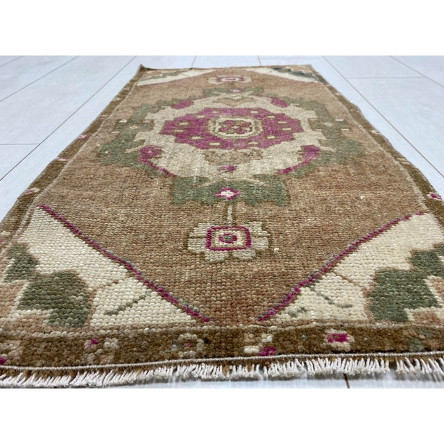 Turkish Mid 20th Century Handknotted Wool Oushak Rug For Sale - Image 3 of 5