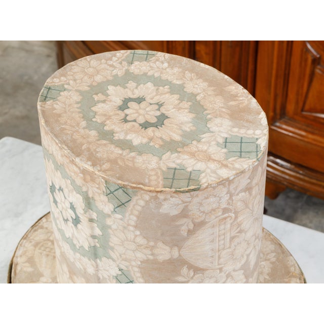 English 19th Century Victorian Period Paper Hat Box with Floral Décor For Sale In Atlanta - Image 6 of 12
