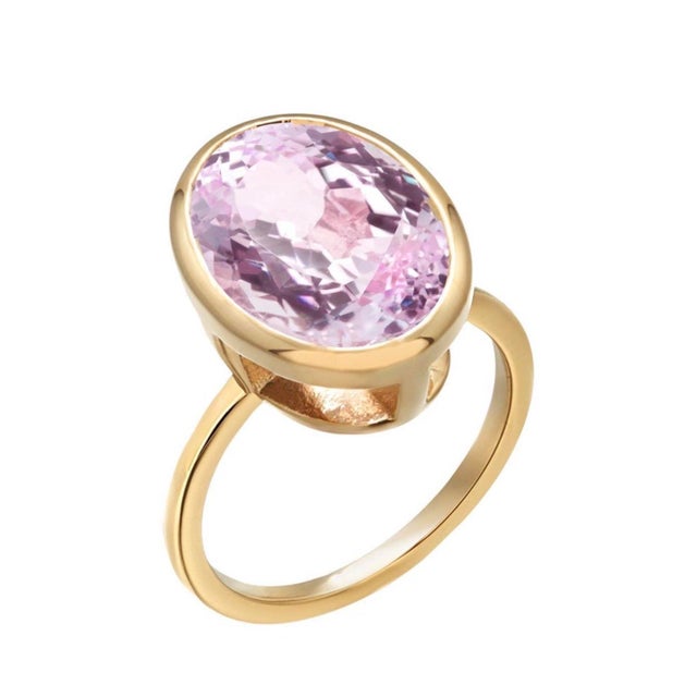 2020s 14k Yellow Gold Bezel Set Kunzite Solitaire Ring Weighing 8.56 Carats, Size 6 For Sale - Image 5 of 8