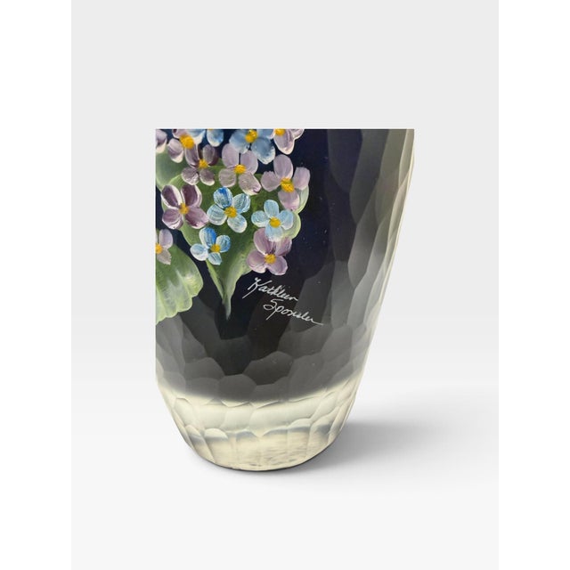 Art Deco Signed Fenton Art Glass Faceted Cut-to-Clear Vase by Kathleen Sponsler – Hummingbird & Hydrangeas For Sale - Image 3 of 8