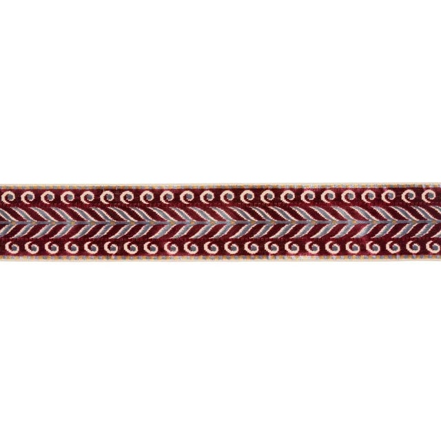 A scrolling leaf pattern in jacquard cut velvet gives this accessory a luster that's positively luxurious and absolutely...