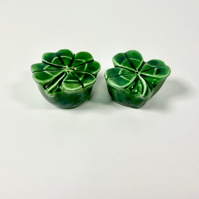 1960s Vintage Boho Chic Hollywood Regency Shamrock Salt & Pepper Shakers - A Pair. For Sale - Image 9 of 10
