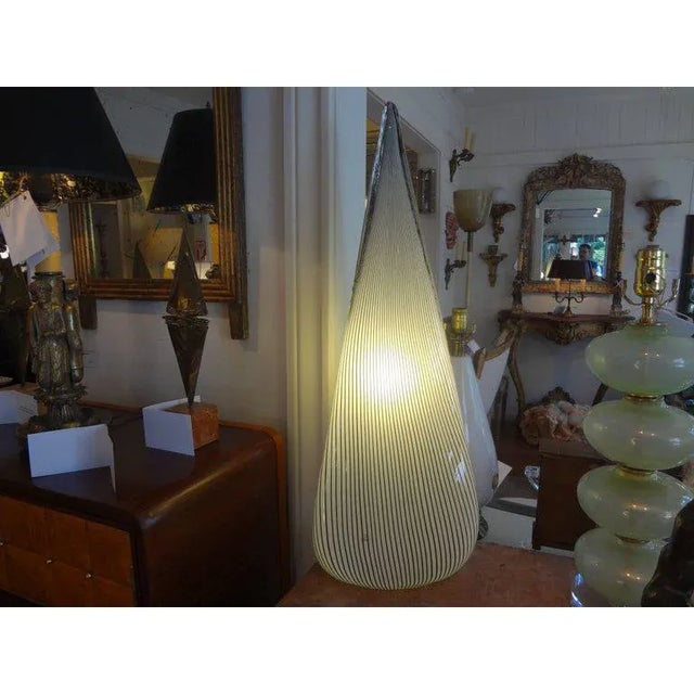 Mid-Century Modern Pair of White Pin Stripe Murano Glass Lamps by Vetri For Sale - Image 3 of 12