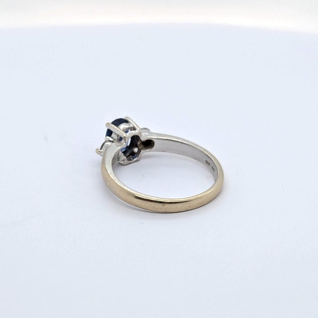 Late 20th Century Three-Stone Blue Oval Gia Sapphire & Diamond Ring in 18k White Gold - Size 6.75 For Sale - Image 4 of 8