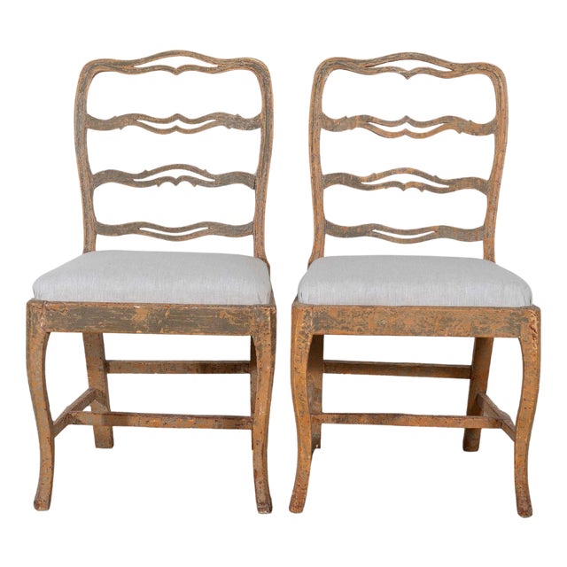 A pair of slender Gustavian chairs with smiling details Circa 1780 For Sale