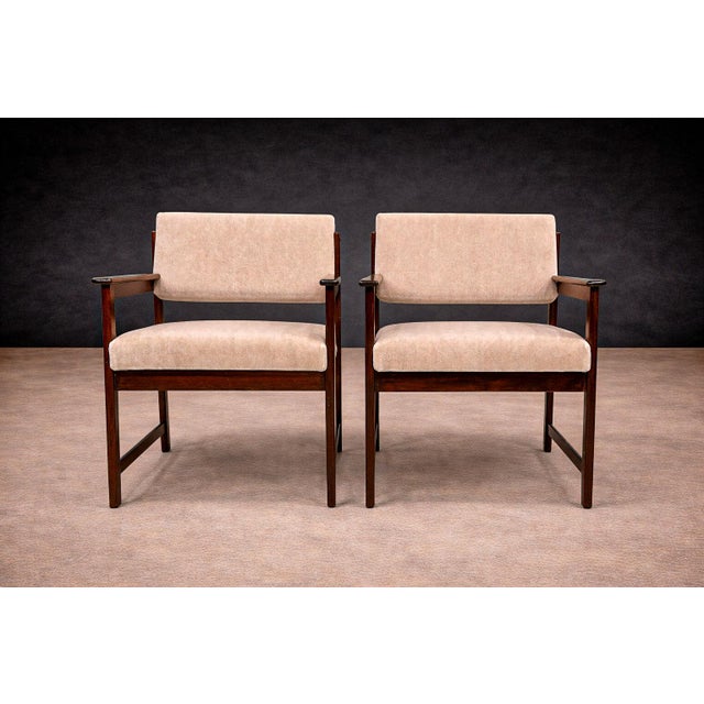 Wood Pair of Brazilian Mid-Century Modern Armchairs in Rosewood & Cream Mohair, Jorge Jabour, 1960s - Lot 442 For Sale - Image 7 of 12