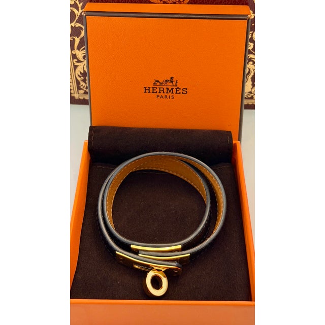 2020s Hermès Kelly Double Tour Bracelet in Black Leather With Gold-Plated Hardware For Sale - Image 5 of 12