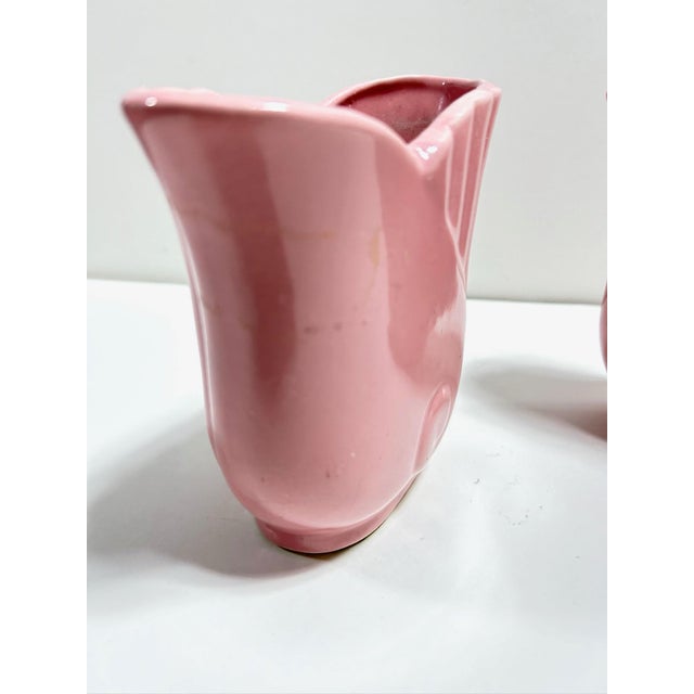 1950s Pair of Pink Art Deco Style Ceramic Vases – Fluted Nautilus Hollywood Regency Planters For Sale - Image 5 of 8