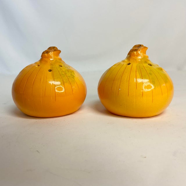 Rustic European 1976 Vintage Boho Chic Americana Yellow Onion Salt & Pepper Shakers - A Pair. For Sale - Image 3 of 9