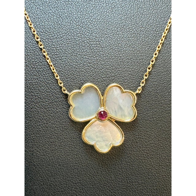 Mauboussin Paris 18Kt Yellow Gold Vintage Mother Of Pearl Clover Pendant For Sale - Image 9 of 18