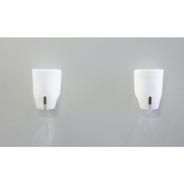 1950s Model 167 PX Methacrylate White Wall Lamps by Gino Sarfatti for Arteluce, 1950s, Set of 2 For Sale - Image 5 of 16