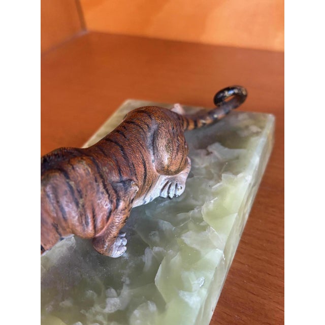 Art Deco figure of a creeping tiger, around 1920s Bronze figure 12 x 4 x 4.5 cm on a marble base H: 2cm L x W: 13.8 x 8.5cm