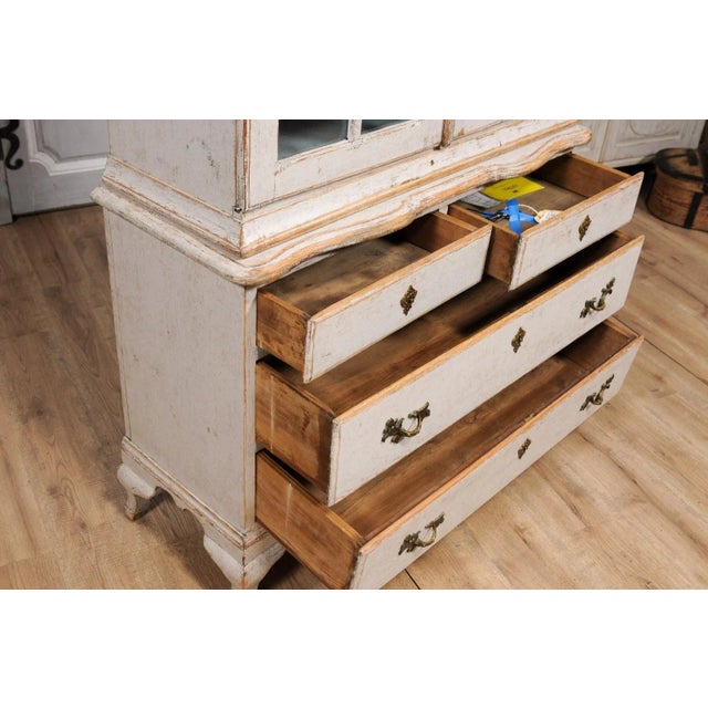 Rococo Style 1850s Swedish Light Grey Painted Bonnet Top Vitrine Cabinet For Sale - Image 10 of 12