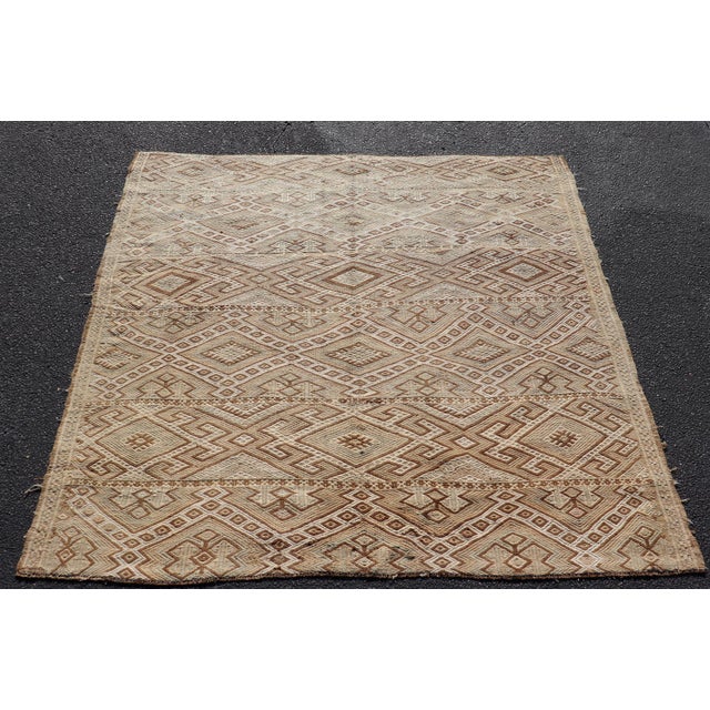Geometric Pattern Turkish Vintage Flatweave Kilim Rug in Ivory and Brown For Sale - Image 4 of 11
