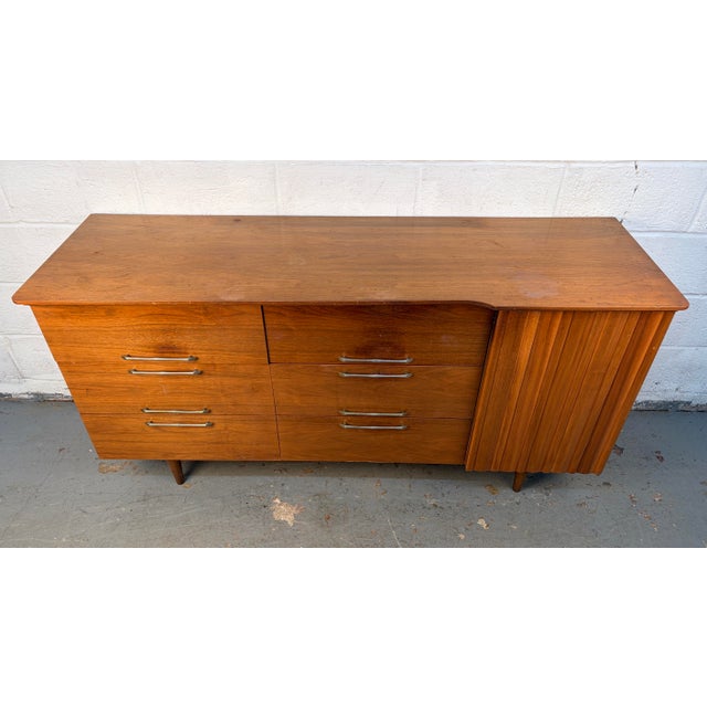 Mid 20th Century Modern Walnut Lowboy Dresser by Young Mfg., Attributed For Sale In New York - Image 6 of 16