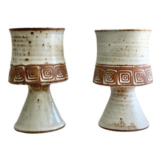 1960s Los Artesanos Puerto Rico Stoneware Goblets Pair, Hal Lasky Mid Century Pedestal Cups, Sgraffito Ceramic - a Pair For Sale