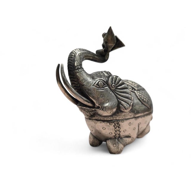 Antique Indian Silver Elephant Boxes with Floral Decoration, 1890, Set of 2 For Sale - Image 12 of 15