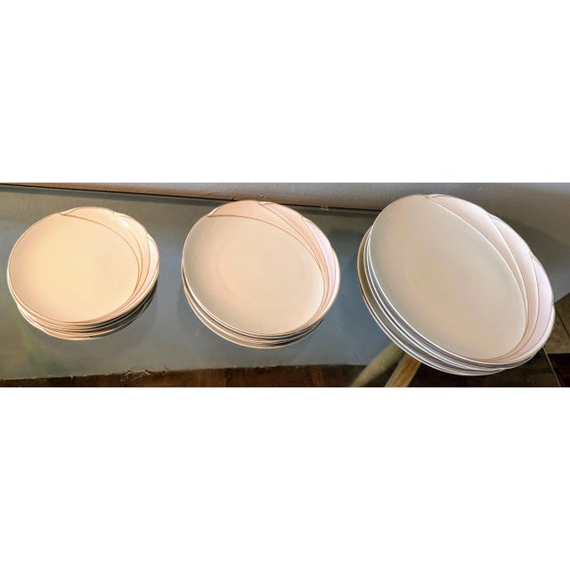 Hutschenreuther China 80's en Vogue for Maxim’s of Paris- Dinner, Salad, & Bread Plate, 15 PCS For Sale - Image 4 of 9
