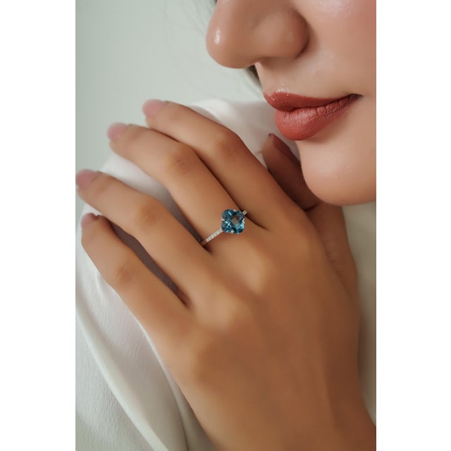 Cerulean Modern Chic 2.71ct Blue Topaz Diamond Clover Statement Ring in 14k Gold Size 5 For Sale - Image 8 of 16