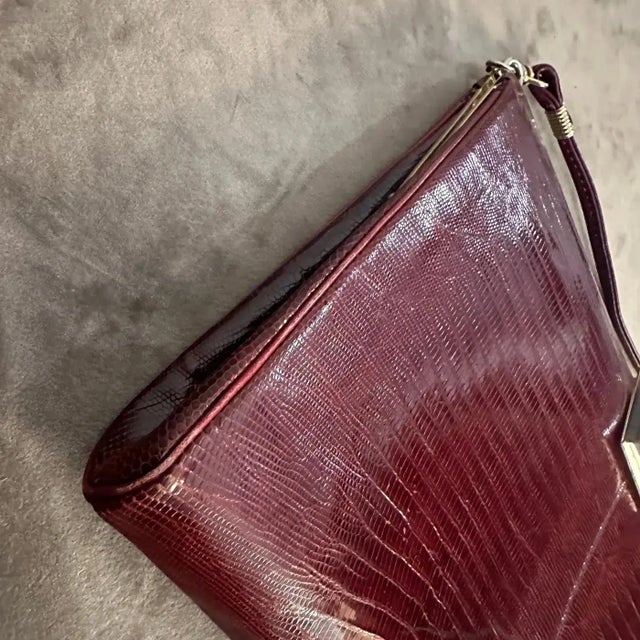 Animal Skin An Elegant 1950s Burgundy Leather and Bakelite Clasp Italian Shoulder Bag For Sale - Image 7 of 11