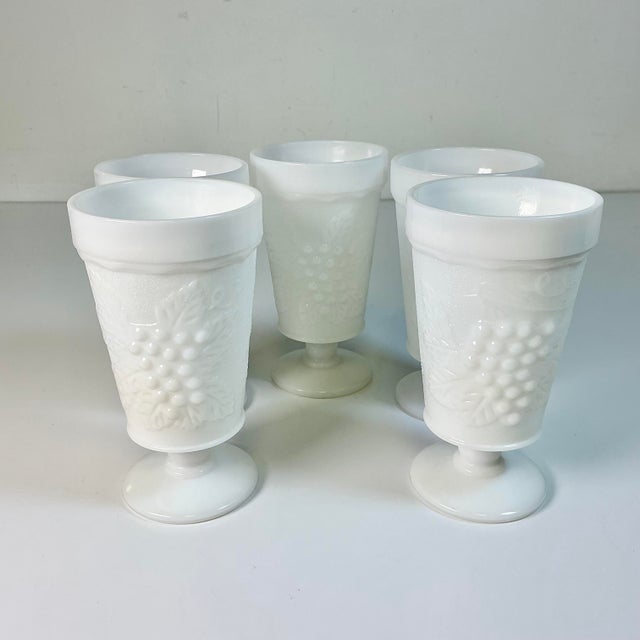 American 1950s Vintage Americana Arts & Crafts Boho Chic Milk Glass Pedestal Ice Tea Glasses - Set of 5 For Sale - Image 3 of 9