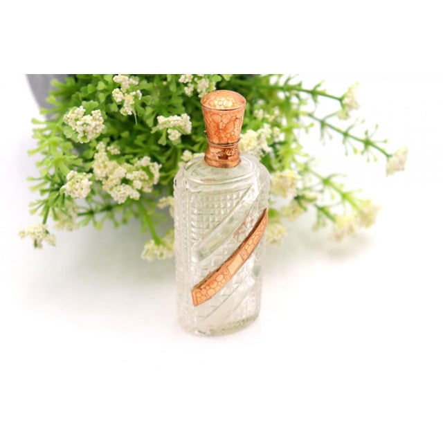 Perfume Bottle in Glass and 15 Karat Gold, in Worn conditions. Designed 1890 to 1919