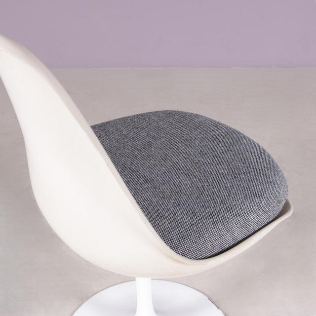 White Tulip Side Chair in White Coated Aluminium with Plastic and Fabric Cushion by Eero Saarinen for Knoll Int. USA, 1970s For Sale - Image 8 of 12