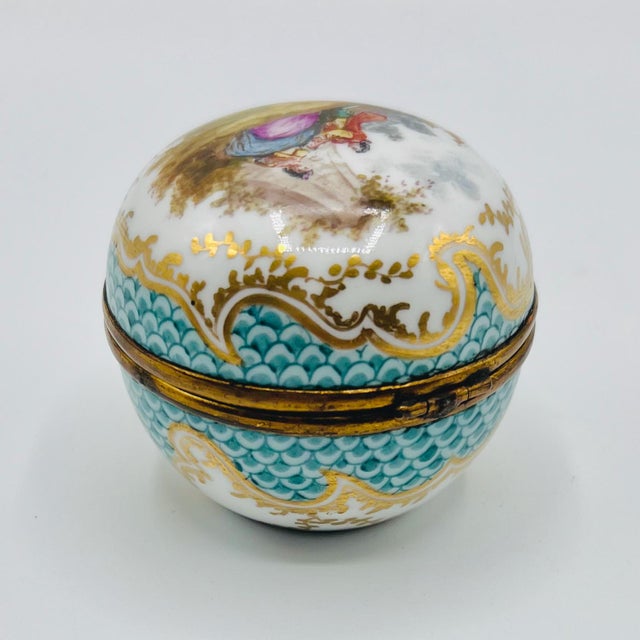 Gold Antique French Hand-Painted Porcelain Hinged Box from Samson, Paris, 1900s For Sale - Image 8 of 15