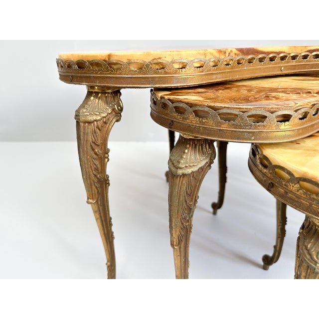 Vintage Hollywood Regency Nesting Tables in Brass and Onyx, Set of 3 For Sale - Image 4 of 17