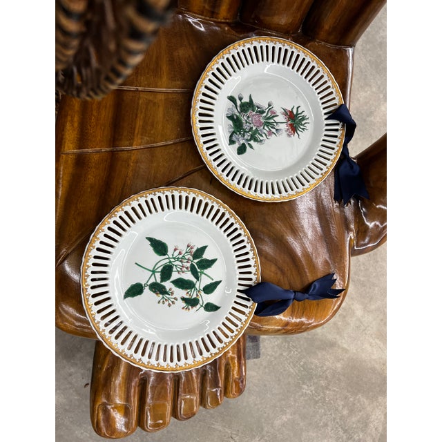 Up for consideration is a beautiful vintage pair of floral decorative hanging plates. These would look lovely in your home...